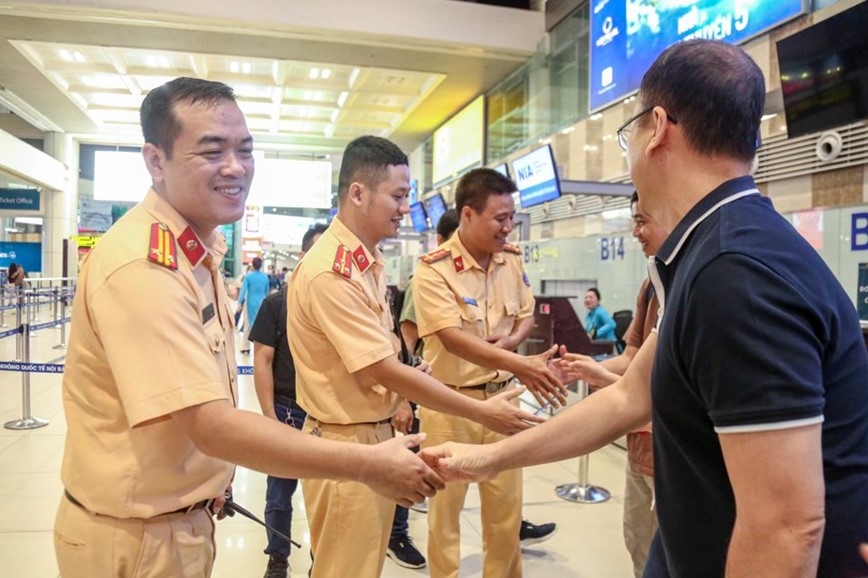 CSGT Thu do “van chuyen su song” cho benh nhan tai TP Ho Chi Minh - Hinh anh 5