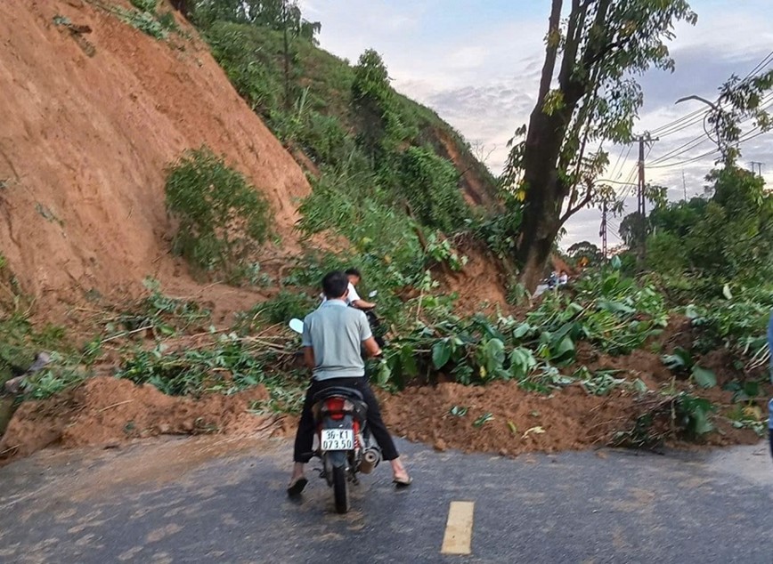 Thanh Hoa: quoc lo 15C sat lo, giao thong te liet nhieu gio - Hinh anh 1