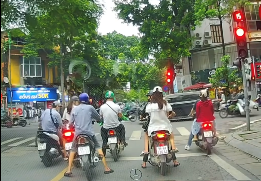 Bat 2 doi tuong “dan canh” trom cap tai san tren pho Nguyen Bieu, Ha Noi - Hinh anh 1