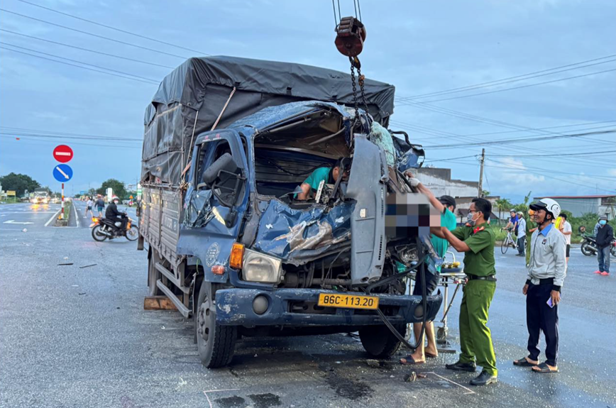 Va cham giua hai xe tai, mot tai xe ket cung trong cabin tu vong - Hinh anh 1