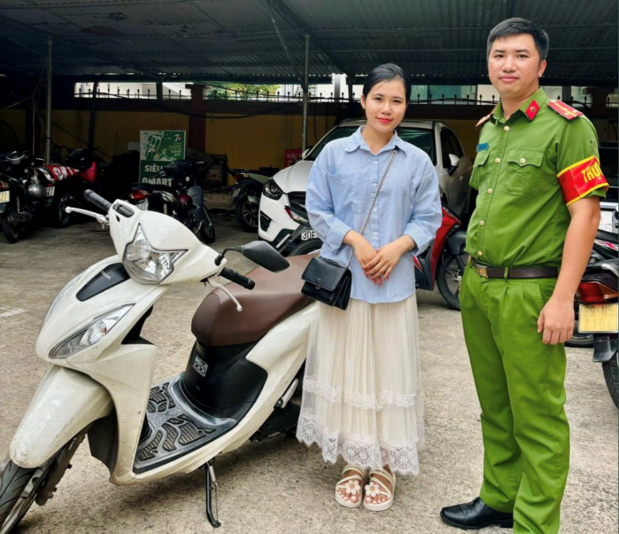 Ha Noi: trao tra phuong tien cho nguoi dan bo quen tren he pho - Hinh anh 1