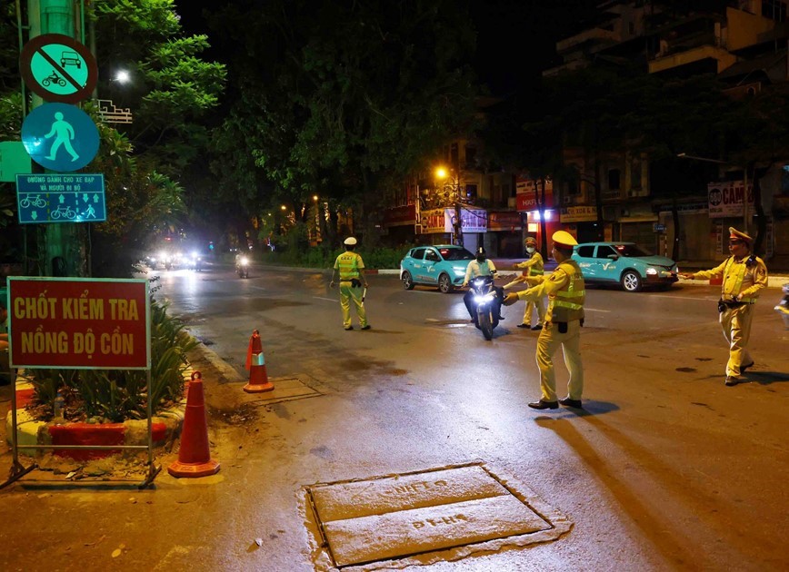 Ha Noi: xu ly 860 truong hop vi pham giao thong duong bo trong ngay 31/8 - Hinh anh 1