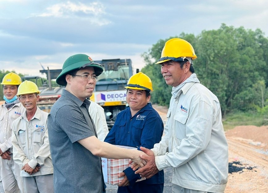 Quang Ngai: Cong nhan miet mai ngay dem tren dai cong truong dip 2/9 - Hinh anh 11