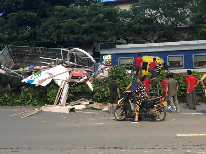 O to tai bang qua duong sat va cham tau SE4 tai Van Dien - Hinh anh 1