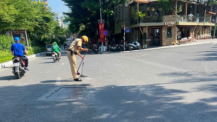 Ha Noi: CSGT kip thoi don dep kinh vo roi vai tren duong - Hinh anh 1