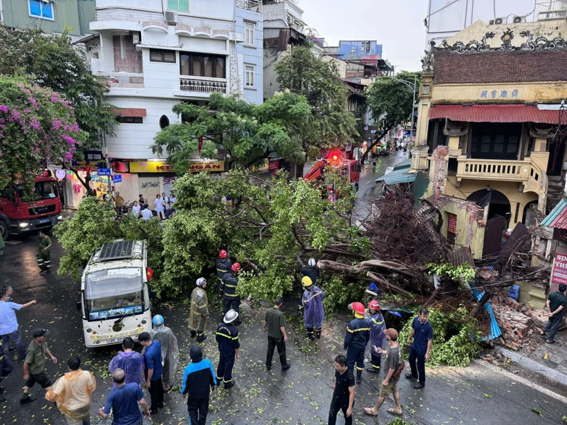 Cong an Ha Noi khuyen cao cac bien phap phong, tranh tai nan do mua bao - Hinh anh 1