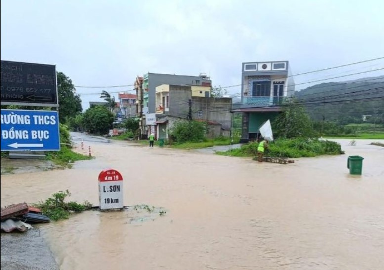 Lang Son: nhieu tuyen giao thong bi sat lo nghiem trong do bao so 3 - Hinh anh 1