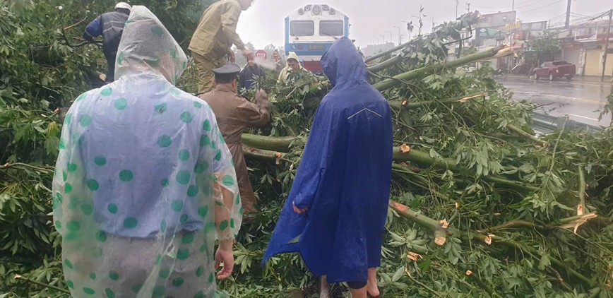 Nganh duong sat xuyen dem khac phuc hau qua mua bao - Hinh anh 6