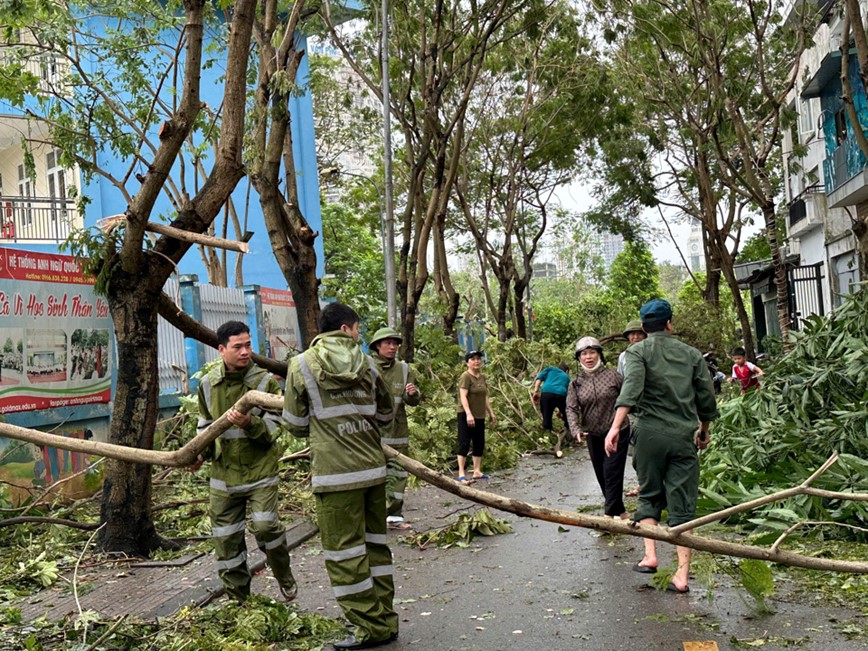 Chung tay khac phuc, bao dam giao thong sau bao Yagi - Hinh anh 1