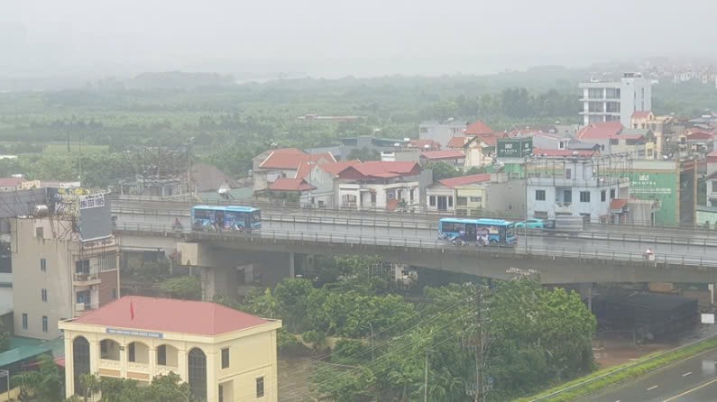 Hai xe buyt chan gio cho nguoi dan di tren cau Nhat Tan khi bao to - Hinh anh 1