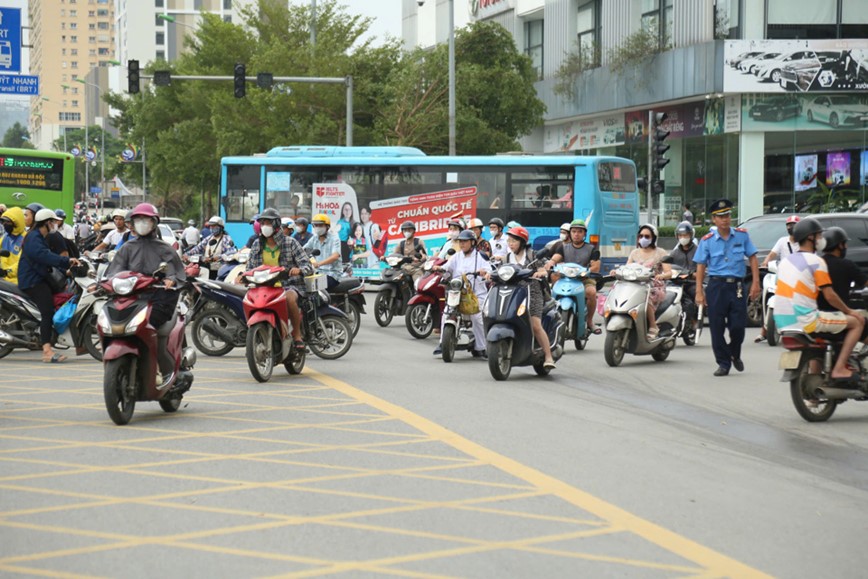 Cay xanh nga do khien duong pho Ha Noi un tac nghiem trong - Hinh anh 9