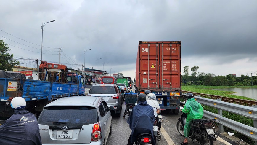 Cac phuong tien luu thong tro lai tren mot lan duong cao toc Phap Van - Cau Gie - Hinh anh 6