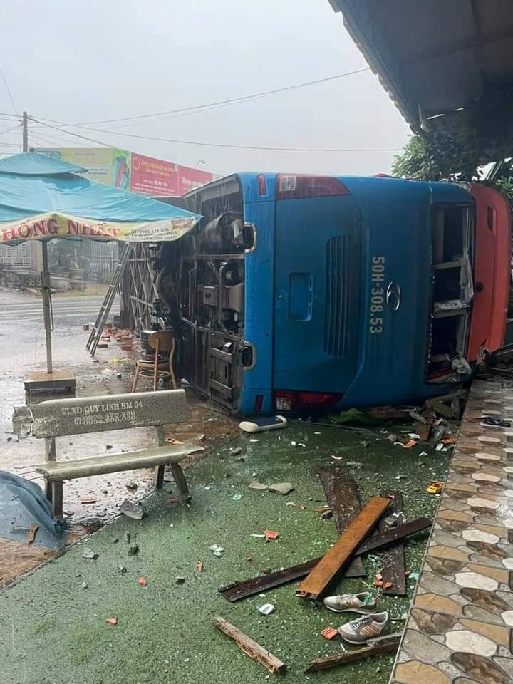 Lat xe khach giuong nam tai Dak Lak nhieu nguoi thuong vong - Hinh anh 1