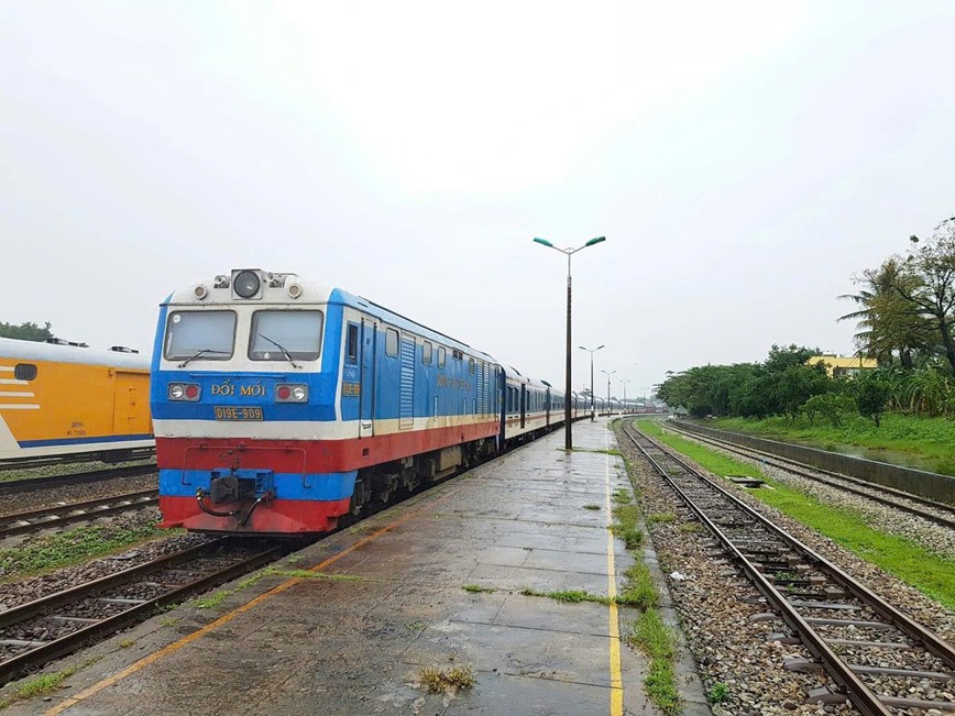 Duong sat, hang khong thong bao van chuyen mien phi hang cuu tro - Hinh anh 1