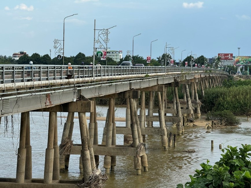 Quang Ngai: Noi lo mat an toan cong trinh cau giao thong mua bao lu - Hinh anh 1