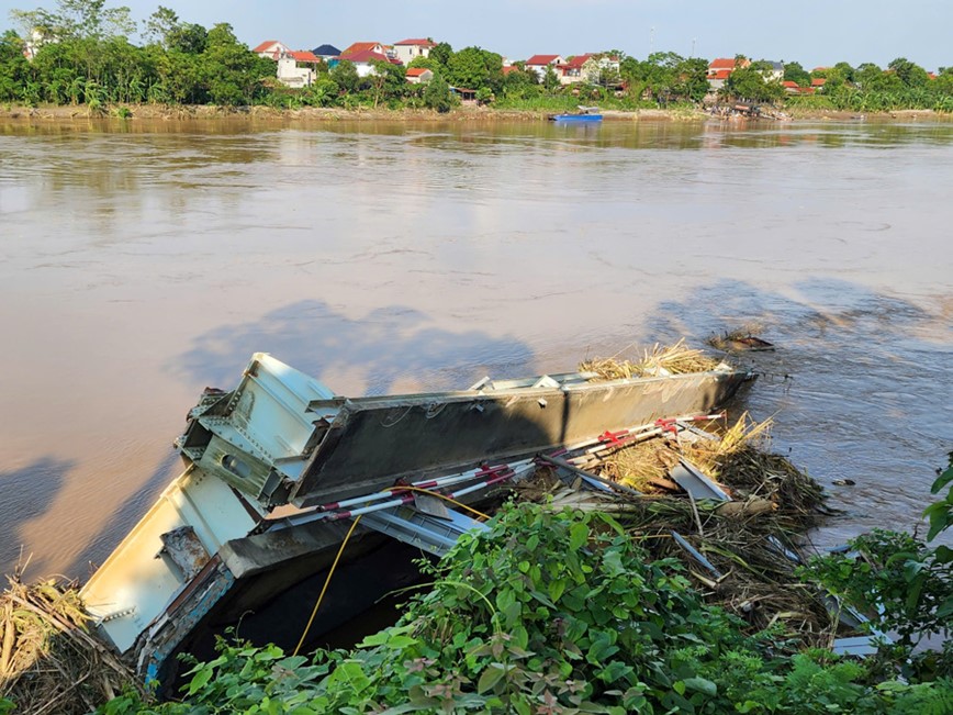 Phu Tho: trien khai truc vot cau Phong Chau, tim kiem nan nhan mat tich - Hinh anh 2