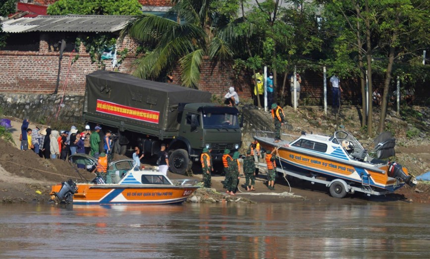 Phu Tho: trien khai truc vot cau Phong Chau, tim kiem nan nhan mat tich - Hinh anh 1