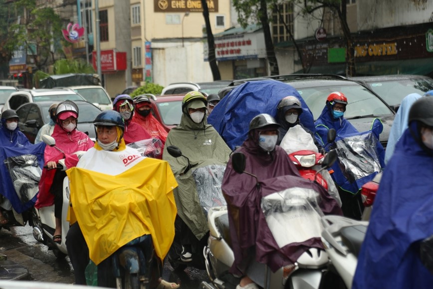 Sang dau tuan, giao thong Ha Noi te liet do ngap ung - Hinh anh 10