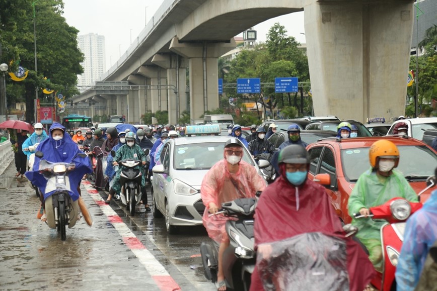 Sang dau tuan, giao thong Ha Noi te liet do ngap ung - Hinh anh 9