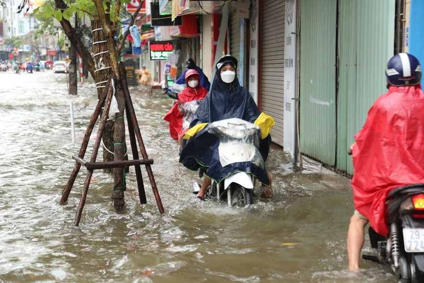 Sang dau tuan, giao thong Ha Noi te liet do ngap ung - Hinh anh 12