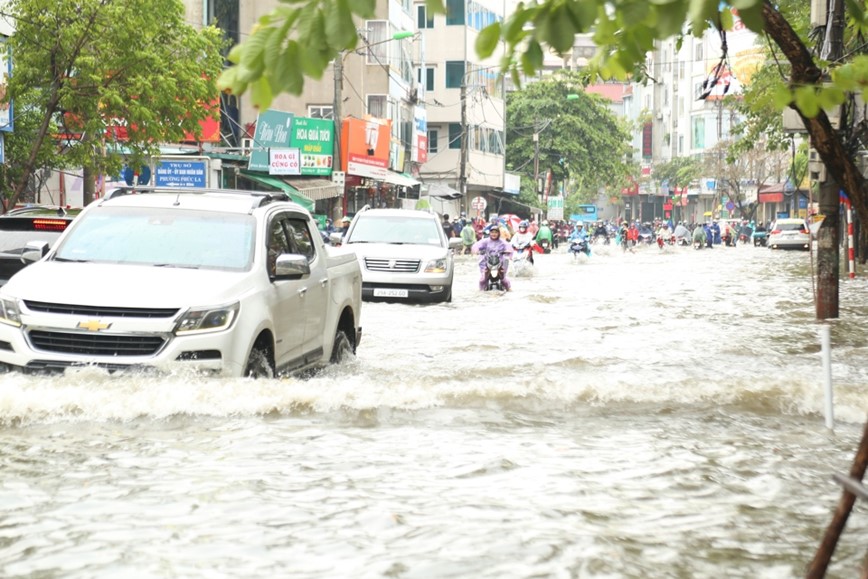 Sang dau tuan, giao thong Ha Noi te liet do ngap ung - Hinh anh 11