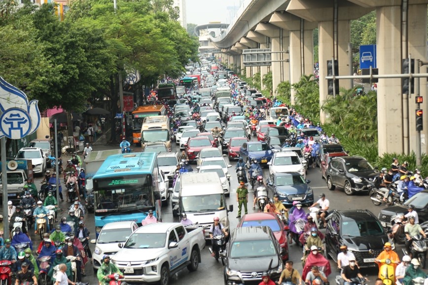 Sang dau tuan, giao thong Ha Noi te liet do ngap ung - Hinh anh 7