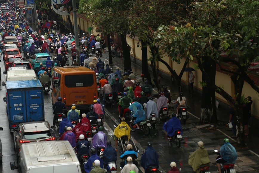 Sang dau tuan, giao thong Ha Noi te liet do ngap ung - Hinh anh 8