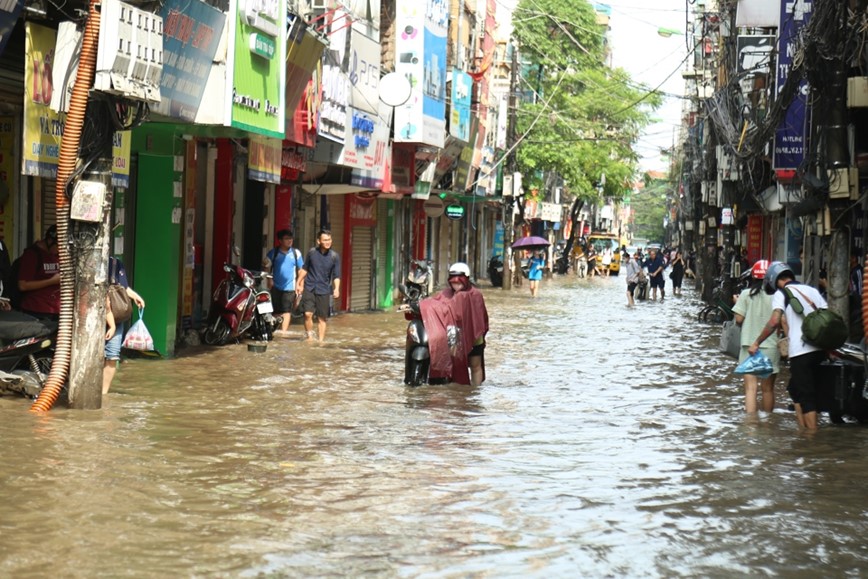 Sang dau tuan, giao thong Ha Noi te liet do ngap ung - Hinh anh 13