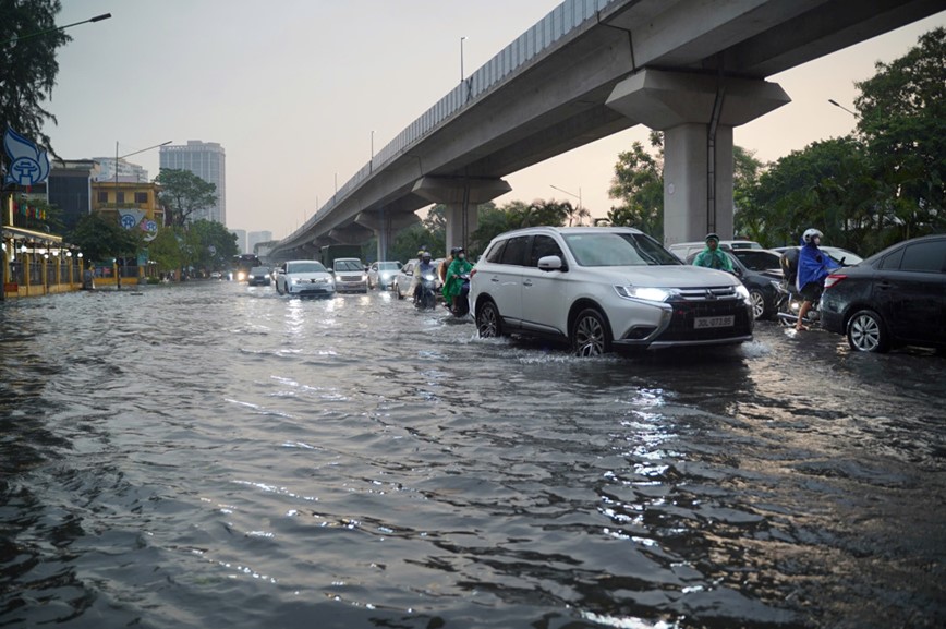 Sang dau tuan, giao thong Ha Noi te liet do ngap ung - Hinh anh 5