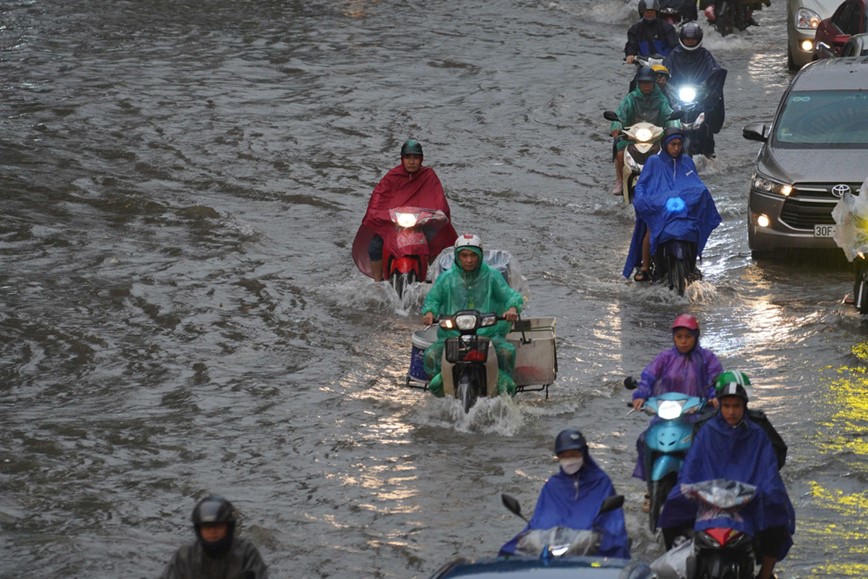 Sang dau tuan, giao thong Ha Noi te liet do ngap ung - Hinh anh 4