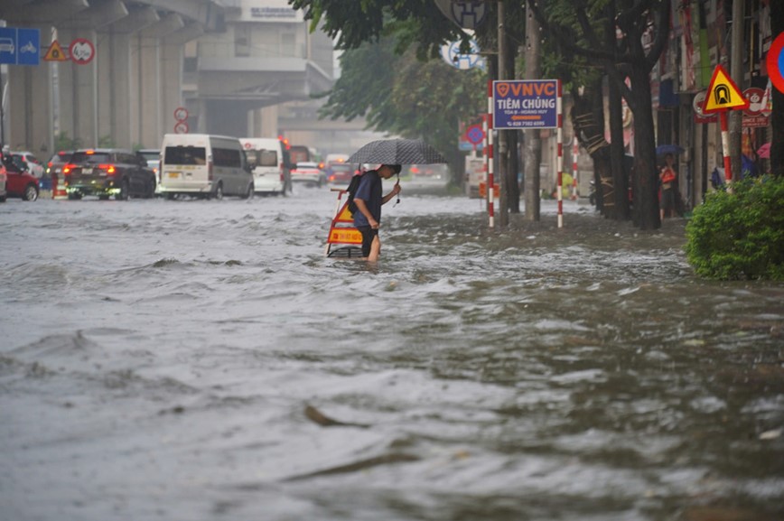 Sang dau tuan, giao thong Ha Noi te liet do ngap ung - Hinh anh 3