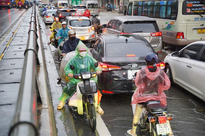 Sang dau tuan, giao thong Ha Noi te liet do ngap ung - Hinh anh 2