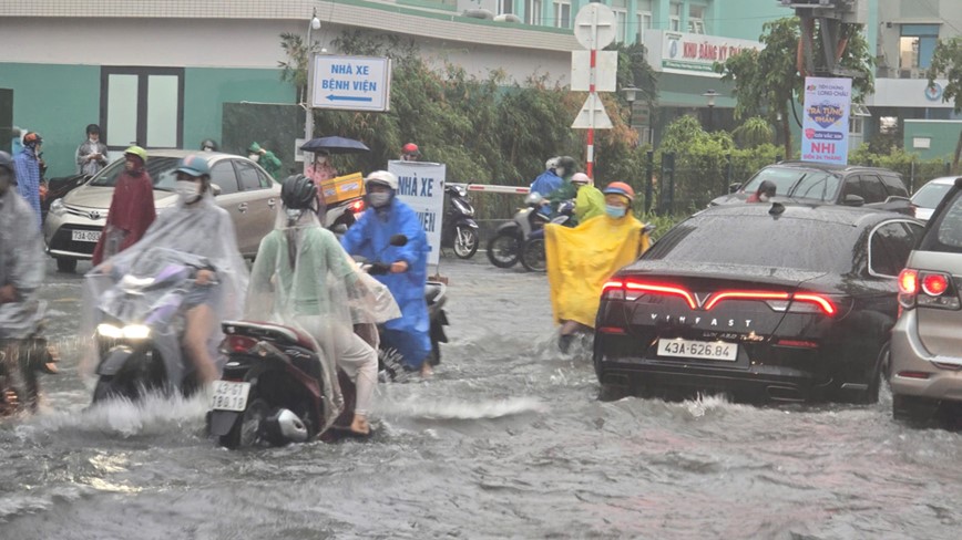 Duong pho Da Nang ngap nang sau mua lon - Hinh anh 3