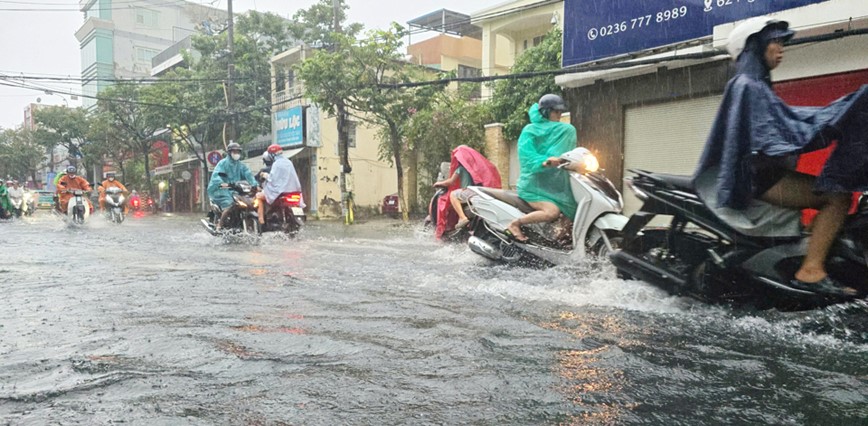 Duong pho Da Nang ngap nang sau mua lon - Hinh anh 4