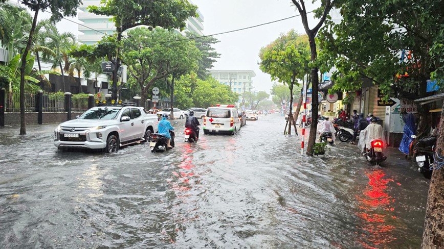 Duong pho Da Nang ngap nang sau mua lon - Hinh anh 5