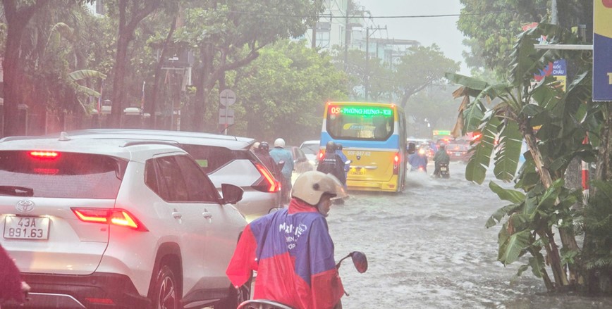 Duong pho Da Nang ngap nang sau mua lon - Hinh anh 2