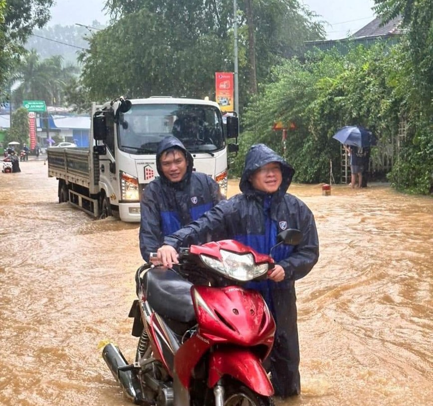 Nghe An: mua lon khien mot so cung duong bi sat lo - Hinh anh 5