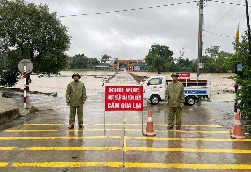 Ha Tinh: mua xoi xa, nhieu tuyen duong, cau tran bi ngap sau - Hinh anh 1