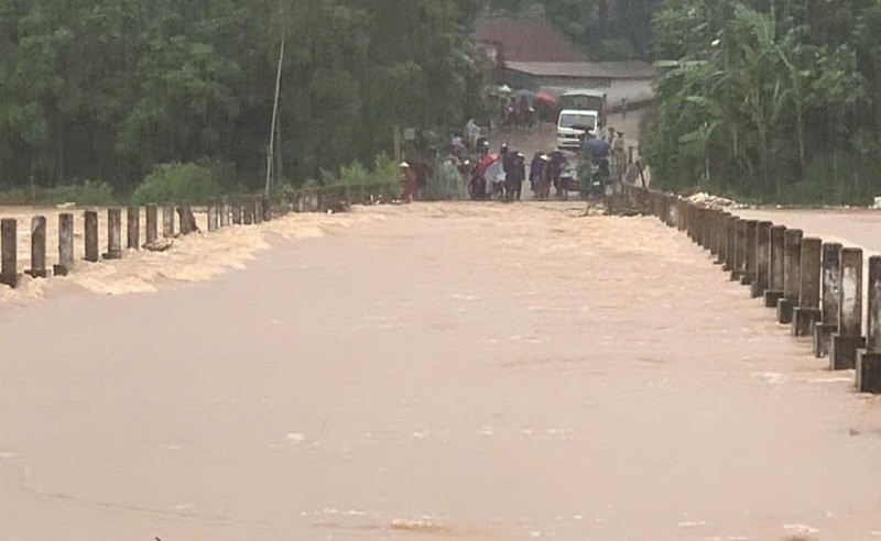 Ha Tinh: mua xoi xa, nhieu tuyen duong, cau tran bi ngap sau - Hinh anh 3