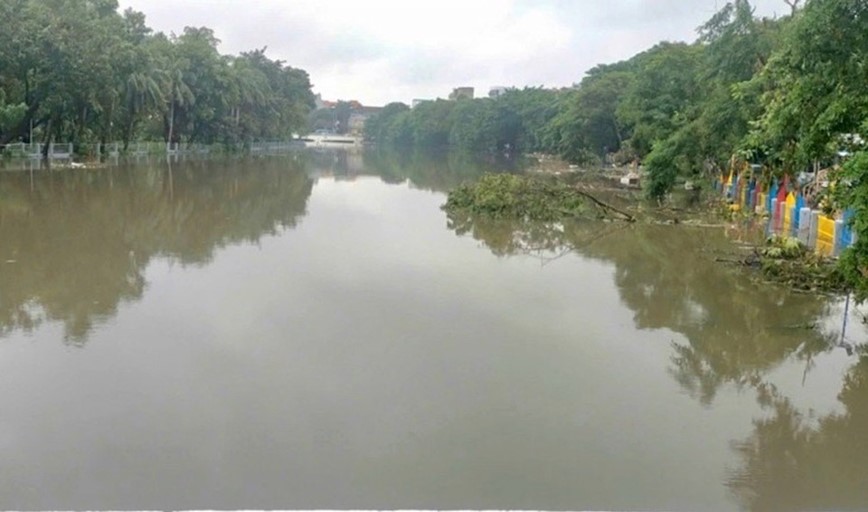 Ha Noi nghiem cam xe vuot tai trong di tren bo kenh, truc chinh song Nhue - Hinh anh 1