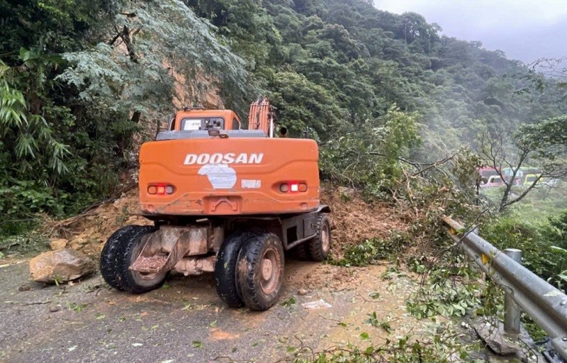 Ha Tinh: thong xe duong len cua khau Cau Treo - Hinh anh 1