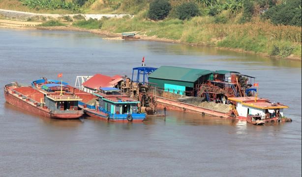 Go vuong dang kiem lai voi phuong tien co gan may moc, thiet bi hut cat - Hinh anh 1