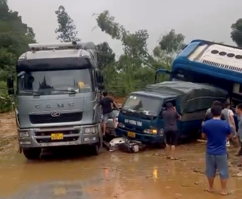 Ha Giang: sat lo taluy duong day 5 o to va xe may xuong vuc taluy am - Hinh anh 2