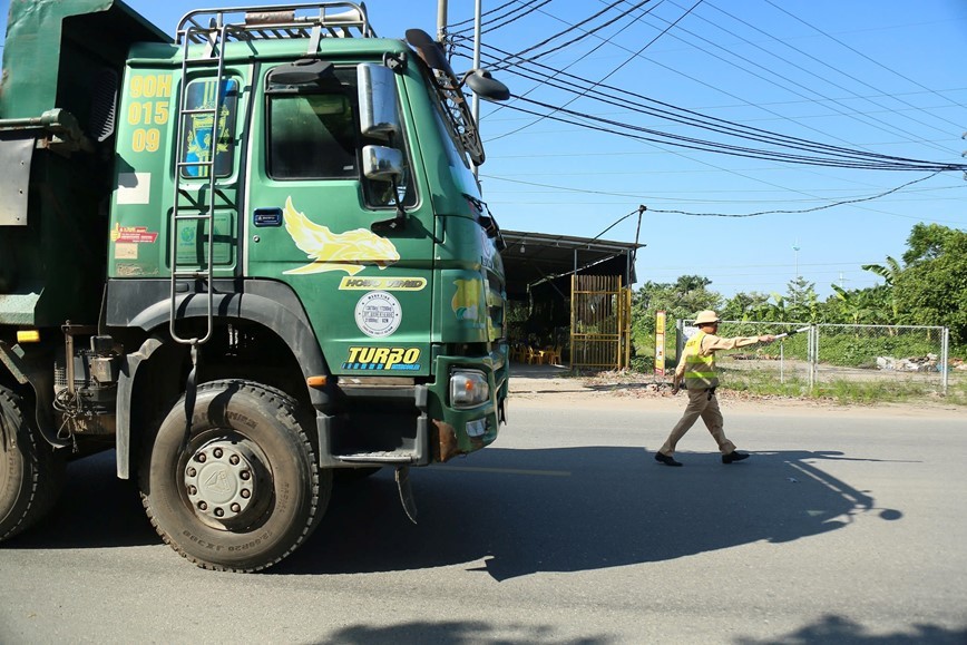 Ha Noi: tuan tra luu dong xu phat xe qua kho, qua tai - Hinh anh 3