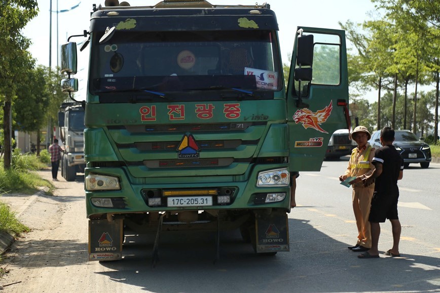 Ha Noi: tuan tra luu dong xu phat xe qua kho, qua tai - Hinh anh 1