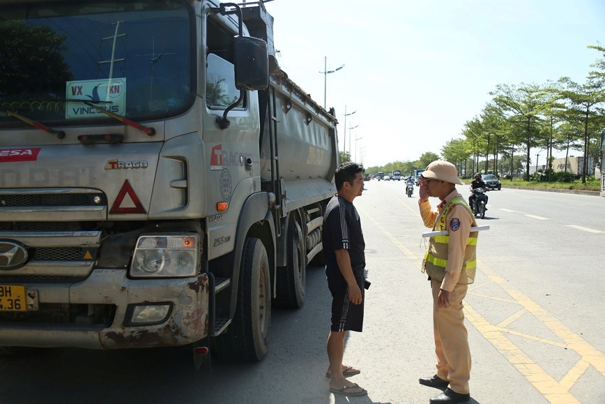 Ha Noi: tuan tra luu dong xu phat xe qua kho, qua tai - Hinh anh 4