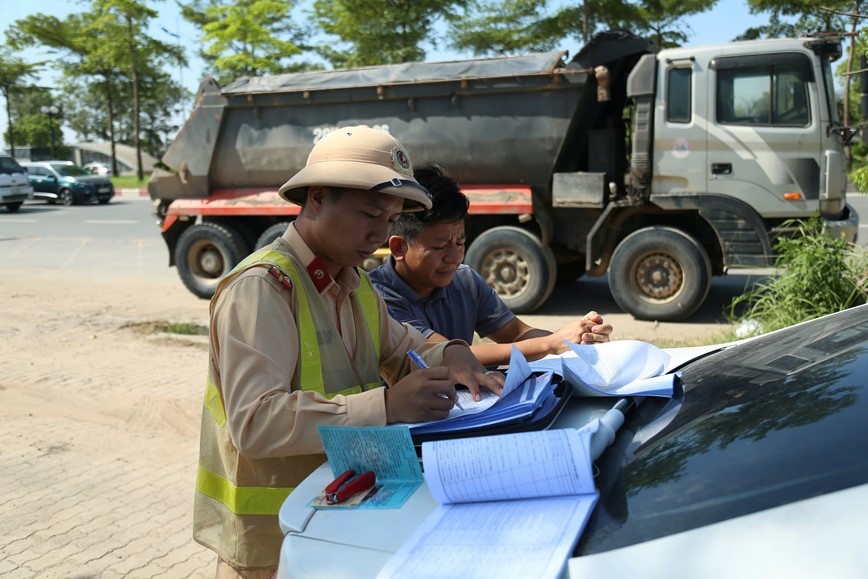 Ha Noi: tuan tra luu dong xu phat xe qua kho, qua tai - Hinh anh 8