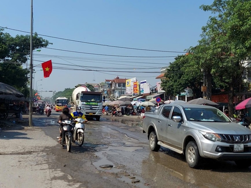 Quoc lo 6 xuong cap nghiem trong, nguoi dan mong duong som duoc duy tu - Hinh anh 1