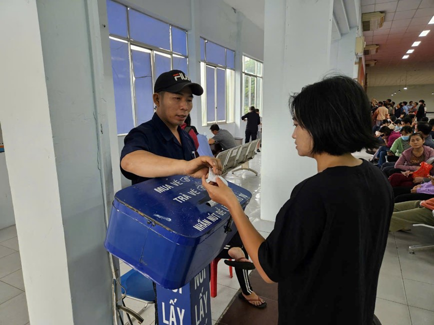 Hanh khach toi ga Sai Gon som, xep hang mua ve tau Tet 2025 trong ngay dau tien mo ban - Hinh anh 2