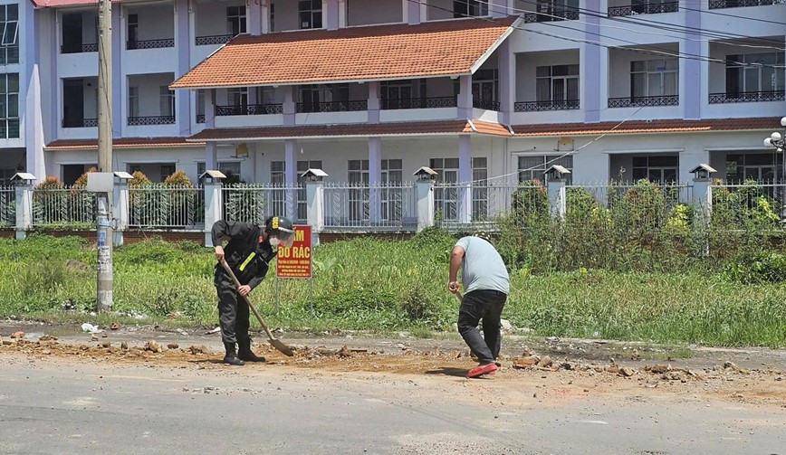 Long An: CSGT don dat da roi vai giup phuong tien luu thong an toan - Hinh anh 2